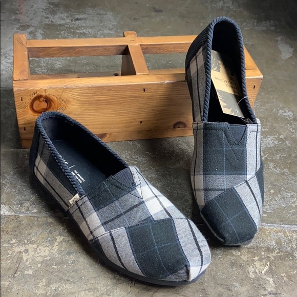 black and white plaid toms